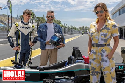 Karina posa junto a los dos grandes amores de su vida: su marido, el empresario y corredor de autos Omar El Bacha, y su hijo, Malek, en el autódromo.