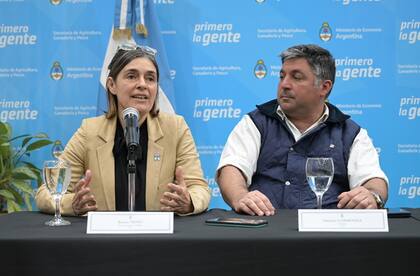 Karina Trono mientras presentaba la cepa vacunal para tratar la leucosis bovina