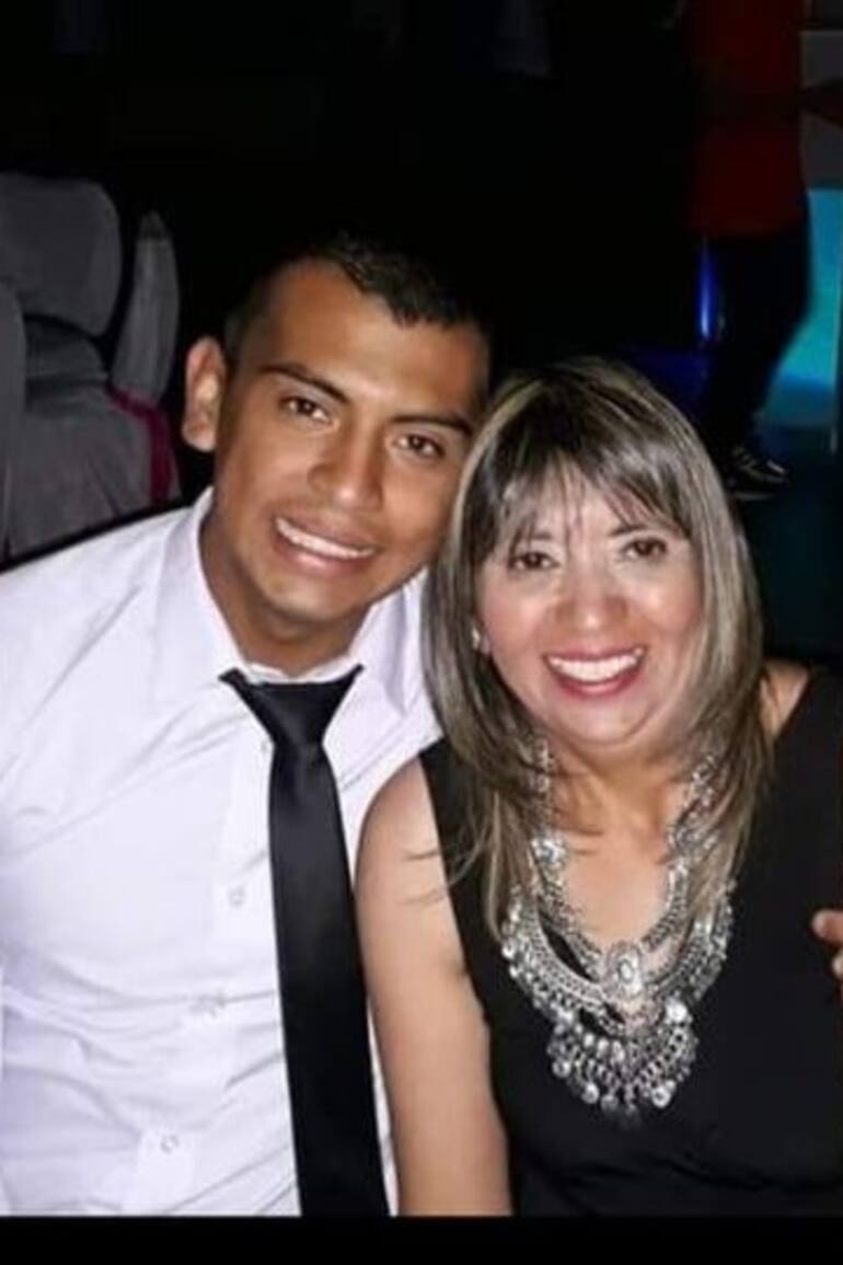 Cristian Ortega junto a su mamá, Karina Chazarreta