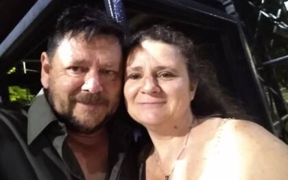 Karina y Eduardo, su pareja, que la acompañó a Olavarría para ver a sus hermanos tras 38 años.