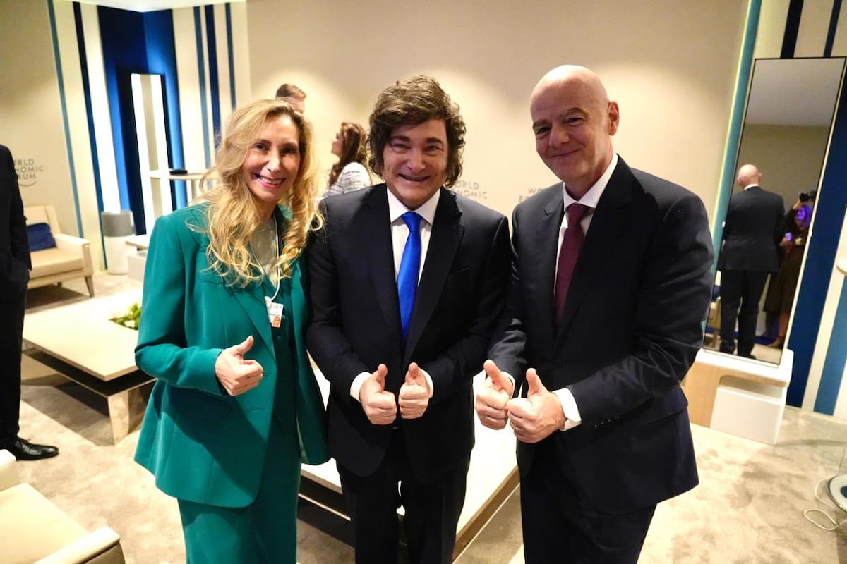Karina y Javier Milei con Gianni Infantino, hoy, en Davos