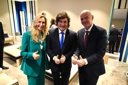 Karina y Javier Milei con Gianni Infantino, hoy, en Davos