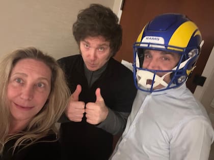 Karina y Javier Milei junto a Luis Caputo, en Estados Unidos