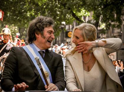 Karina y su hermano Javier Milei; ella compartió la foto para mostrar el reloj que usa