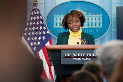 Karine Jean-Pierre, durante una conferencia de prensa en la Casa Blanca, en febrero pasado. (AP Photo/Patrick Semansky, File)