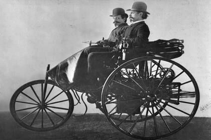 Karl Benz conduce el primer automóvil patentado de la historia junto a un colaborador