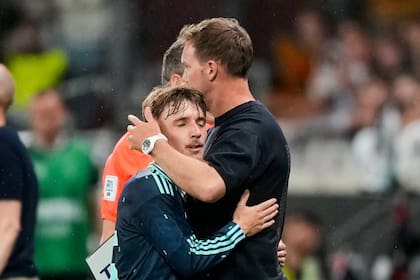 Karl, la perla de Alemania que se perderá el Mundial por una lesión, recibe el abrazo de Nagelsmann
