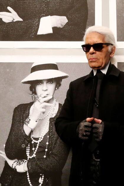 Karl Lagerfeld, de Chanel, posa antes de la apertura de su exhibición de foto llamada "Little Black Jacket", o Pequeño Saco Negro, el 8 de noviembre de 2012