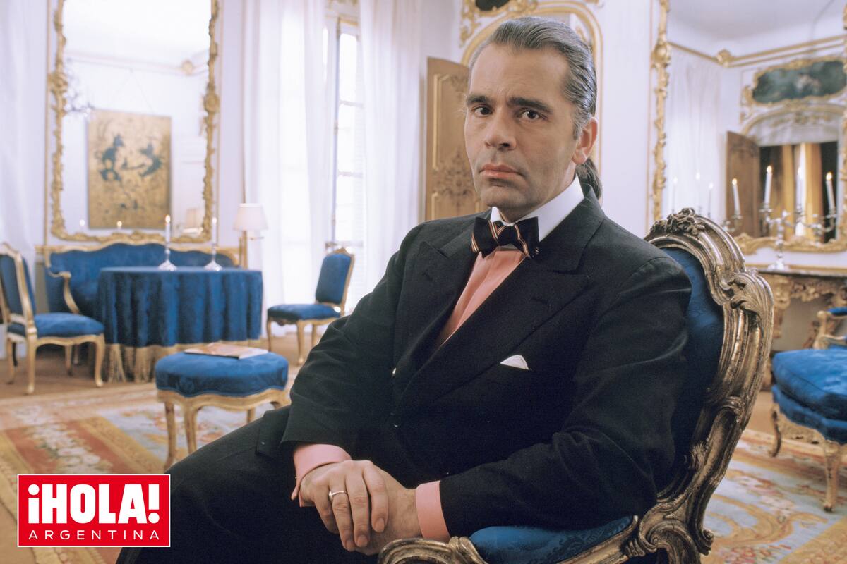 Karl Lagerfeld en su casa parisina, una de las pocas veces que la abrió para la prensa, en 1983. Todo el mobiliario sale a la venta, al igual que sus tres Rolls-Royce.