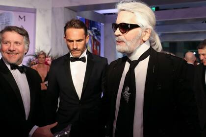 Karl Lagerfeld, encargado de la decoración, ingresando al evento