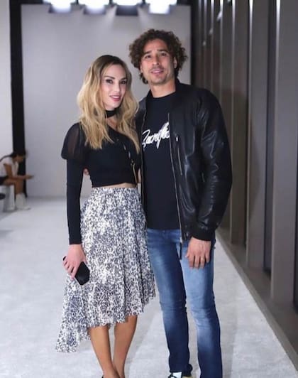 Karla Mora y Memo Ochoa se conocieron gracias a la esposa de un futbolista