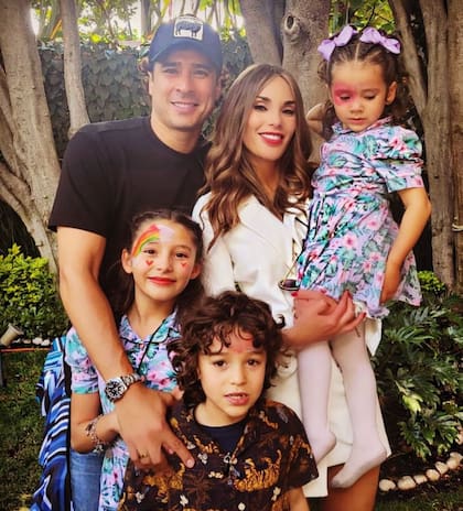 Karla Mora y Memo Ochoa tienen tres hijos