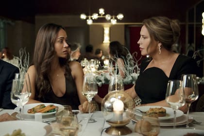Karla Sofía Gascón, derecha, y Zoe Saldaña en una escena de "Emilia Pérez". (Shanna Besson/Netflix vía AP)