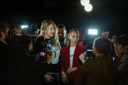 Karla Sofía Gascón y Zoe Saldaña en una escena de Emilia Pérez