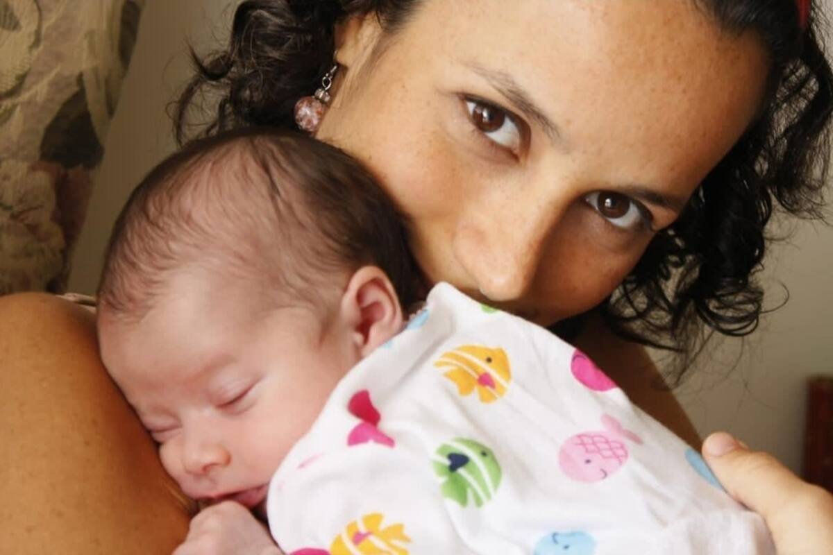 Karla Tenório con su hija Flor recién nacida hace 10 años.