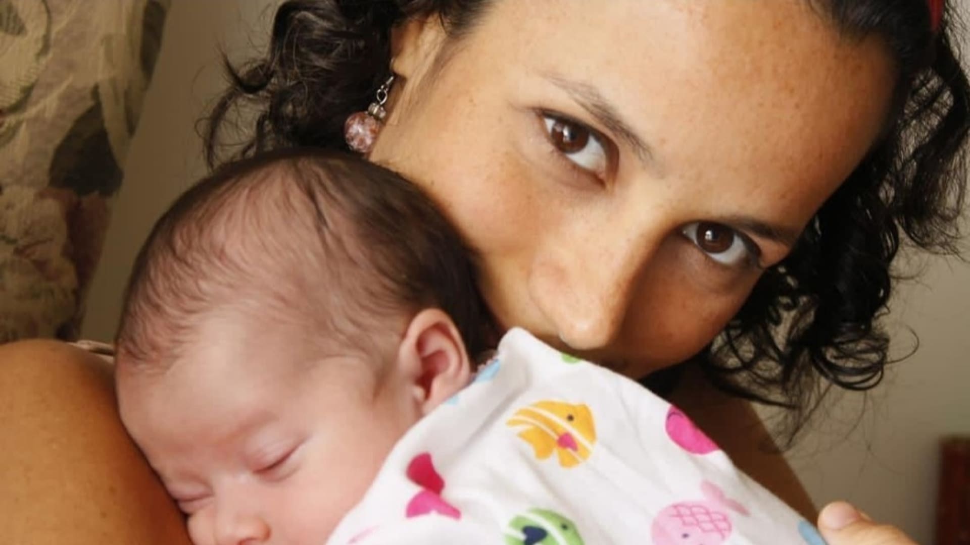 Karla Tenório con su hija Flor recién nacida hace 10 años.