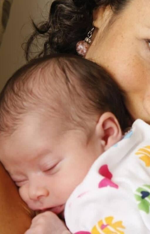 Karla Tenório con su hija Flor recién nacida hace 10 años.