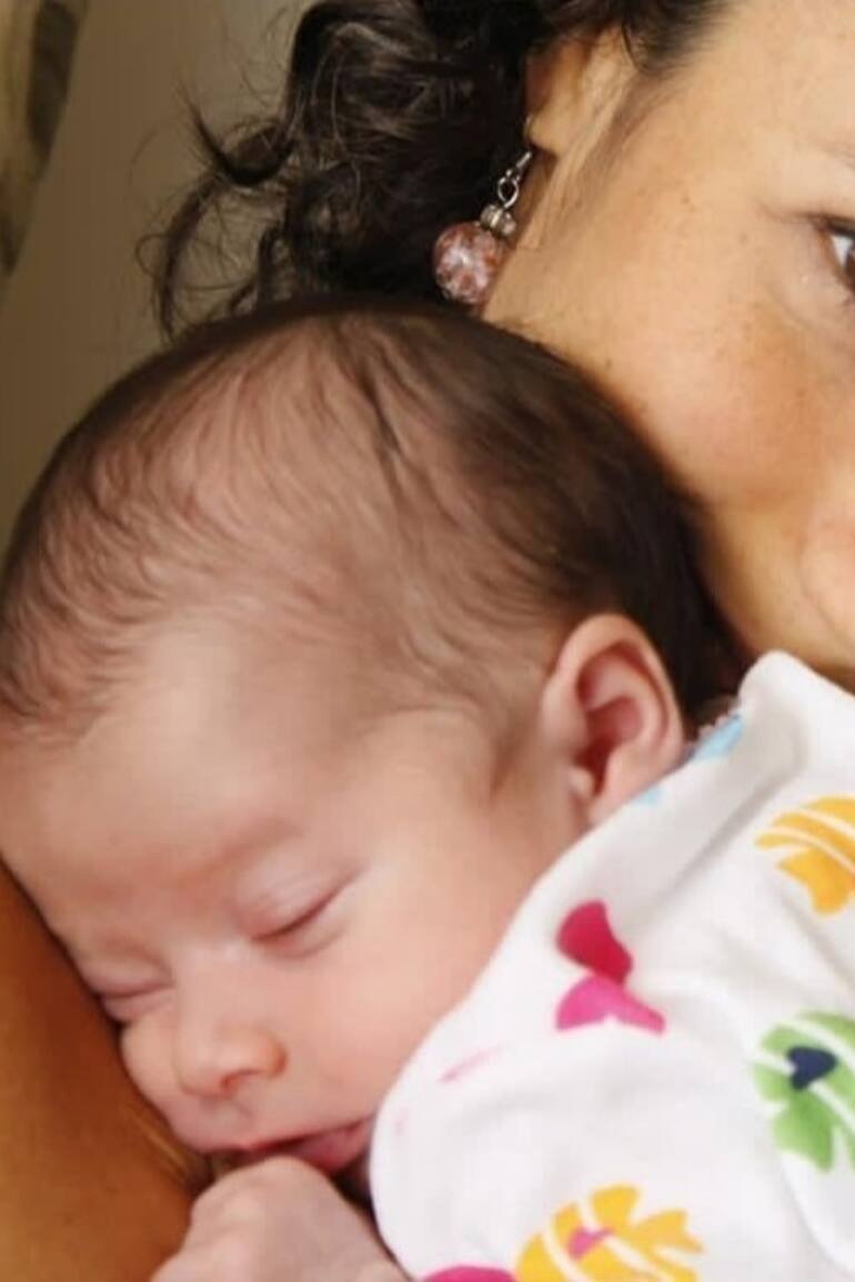 Karla Tenório con su hija Flor recién nacida hace 10 años.