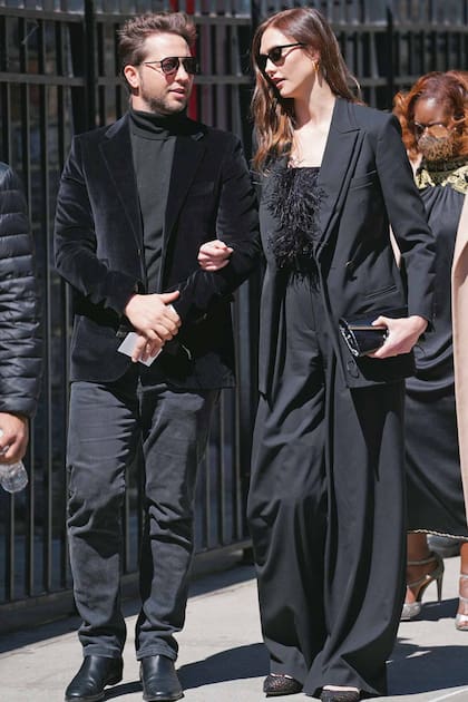 Karlie Kloos –con saco oversized, top de plumas y pantalones anchos– llegó acompañada por el escritor, consultor creativo y confidente de las estrellas, Derek Blasberg.