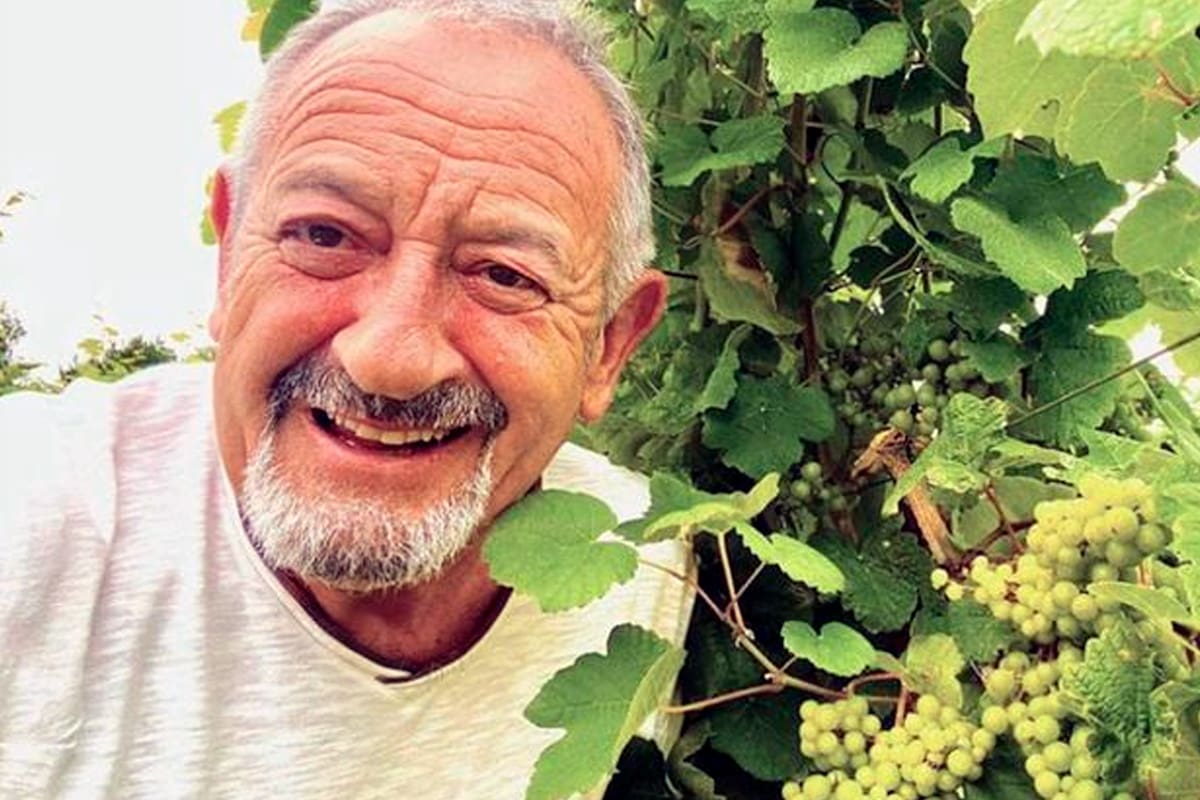 Karlos Arguiñano en España, junto a sus viñedos