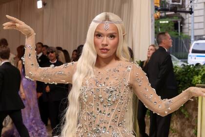 Karol G causó furor en las redes sociales con las prótesis de las orejas y la tiara de piedras preciosas