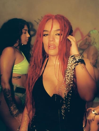 Karol G en el video de Gatúbela
