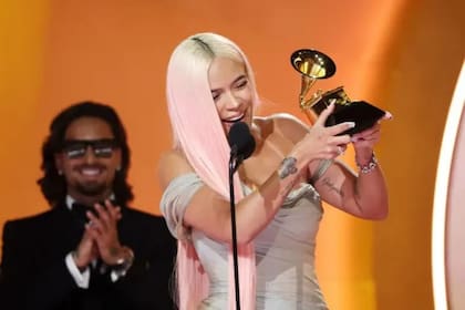 Karol G ha estado en el centro de las críticas, pese a que la colaboración incluye a muchos otros artistas