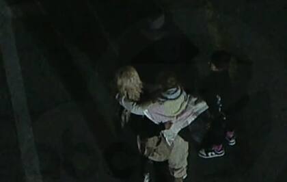 Karol G se abraza con sus amigos tras el aterrizaje de emergencia