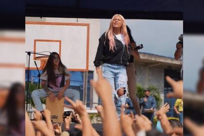 Karol G se presentó en una cárcel en Colombia (Captura video)