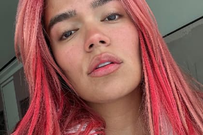 Karol G se quejó del exceso de photoshop que le hicieron en su cara para ser la portada de una revista
