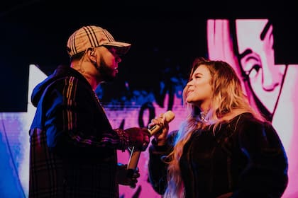 Karol G se ha cambiado varias veces de look. Cuando aún era pareja de Anuel AA, el color de su cabello era castaño.