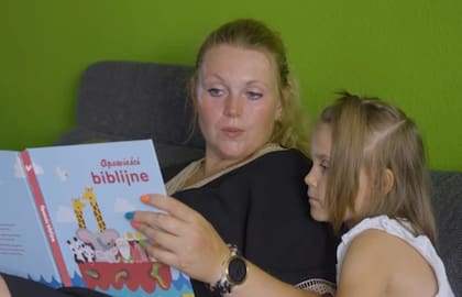 Karolina junto a Lena, su primera hija.