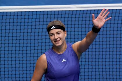 Karolina Muchova celebra tras vencer a Jasmine Paolini en los octavos de final del Abierto de Estados Unidos, el lunes 2 de septiembre de 2024, en Nueva York. (AP Foto/Eduardo Muñoz Álvarez)