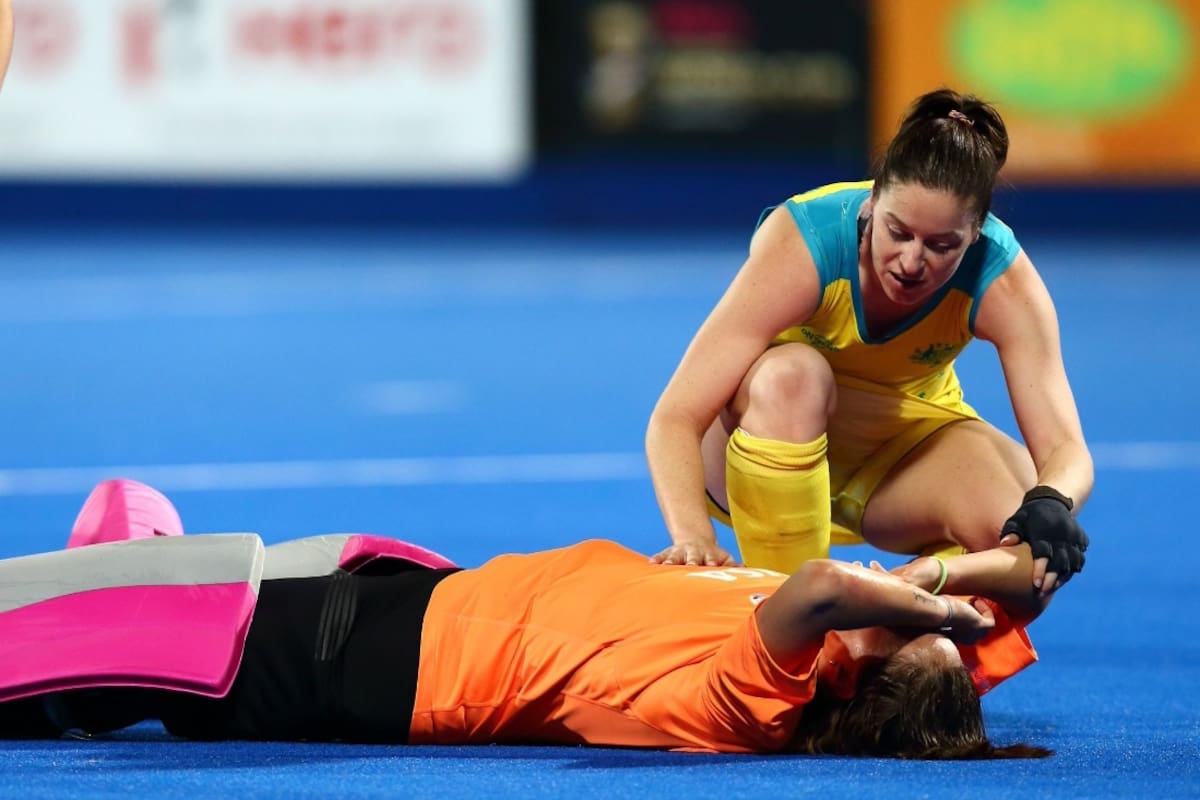 KarriMcMahon consuela a Belén Succi