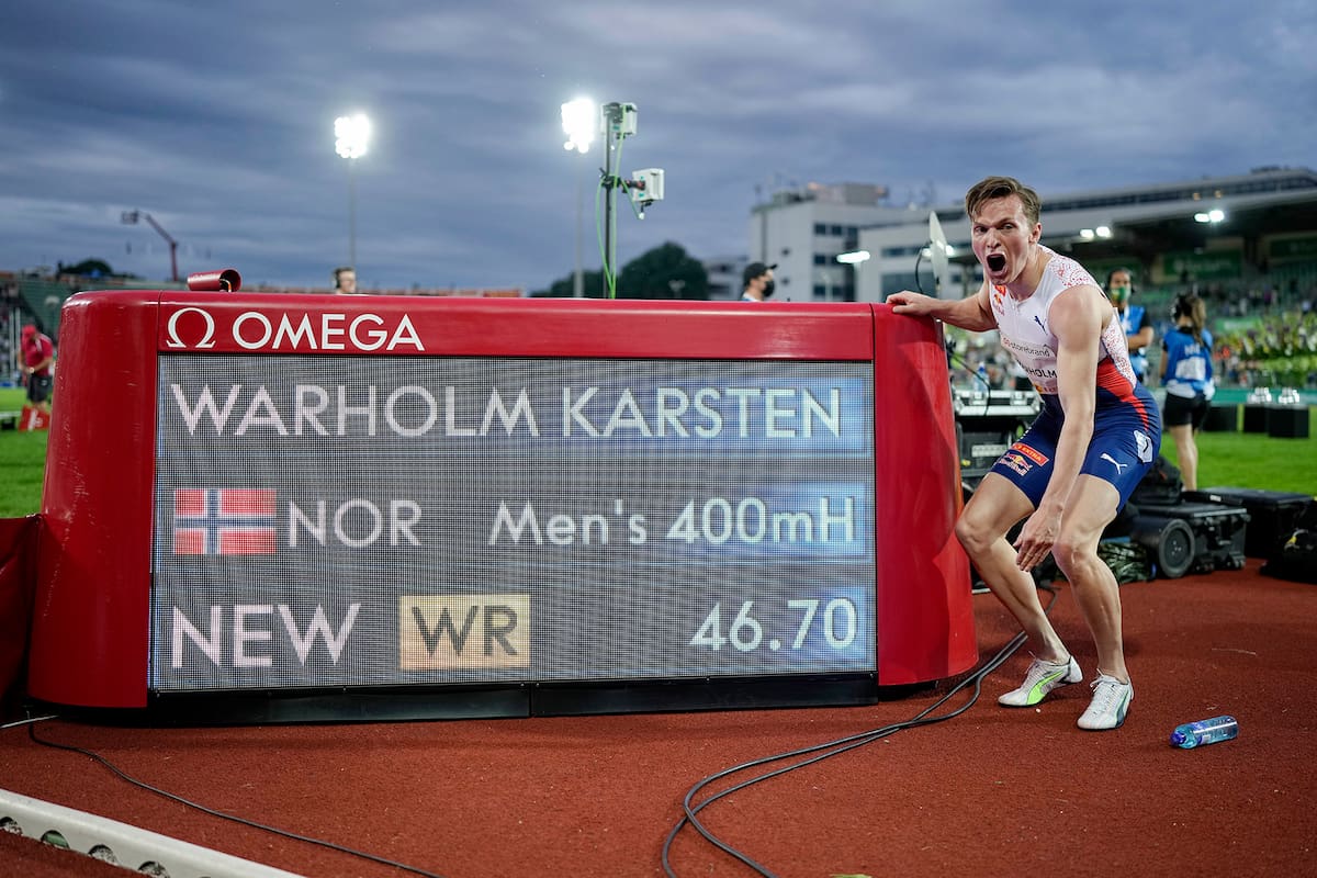 Karsten Warholm y la pose clásico con el cartel que certifica su nuevo récord mundial: 46s70 para los 400m con vallas, logrados en Oslo