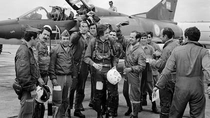 Kasanzew en una cobertura, en 1975, festejando con los pilotos tras haber volado en un Mirage