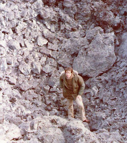 Kasanzew en uno de los cráteres dejado por bombas inglesas de 500 kilos
