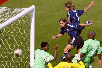 Kashima, 2002: Batistuta, en el aire, se anticipa a Pochettino y quiebra la resistencia nigeriana para el 1-0 final
