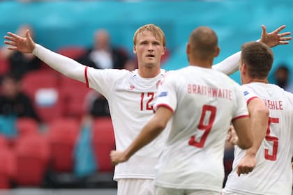 Kasper Dolberg festeja su primer gol para Dinamarca en el partido ante Gales por la Eurocopa 2020.