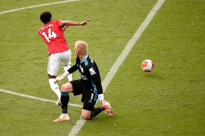 Kasper Schmeichel ya está vencido: Lingard le robó la pelota y anotará el gol para Manchester United