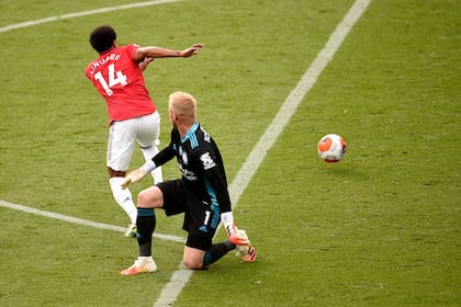 Kasper Schmeichel ya está vencido: Lingard le robó la pelota y anotará el gol para Manchester United