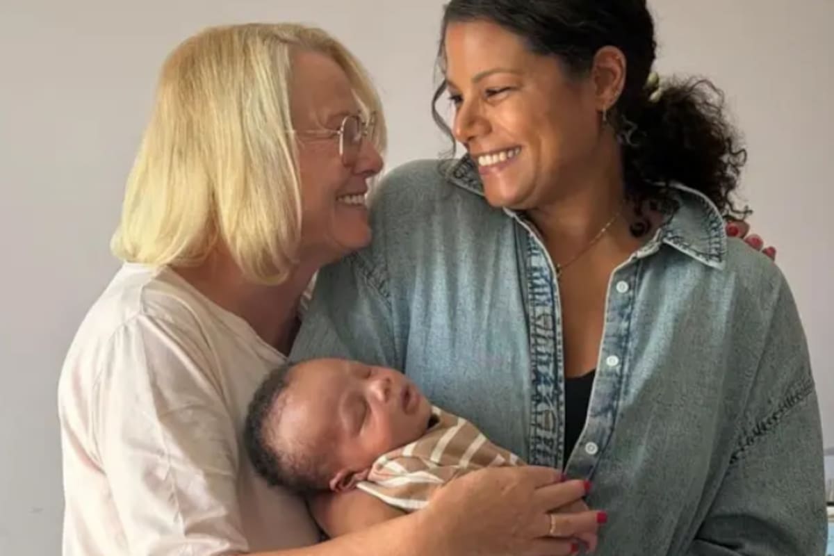 Kassandra Bacon (derecha) dio la bienvenida a su hijo al mundo el mes pasado, acompañada por su madre (izquierda) y su familia