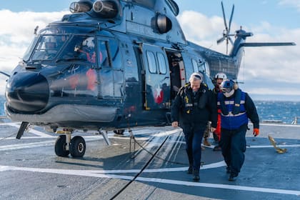 Kast hace una demostración de fuerza con submarinos y fuego real en Magallanes antes de reunirse con Milei