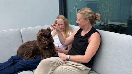 Kat Kitto (derecha), junto a su hija Lily y su perro Monty (Foto: BBC/Josh Elgin)