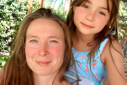 Kata, junto a su hija alemana-argentina.