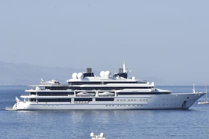 Katara, el superyacht de la familia real qatarí, habría costado más de 300 millones de dólares, mientras que el emir de Abu Dabi habría pagado 600 millones por Azzam.