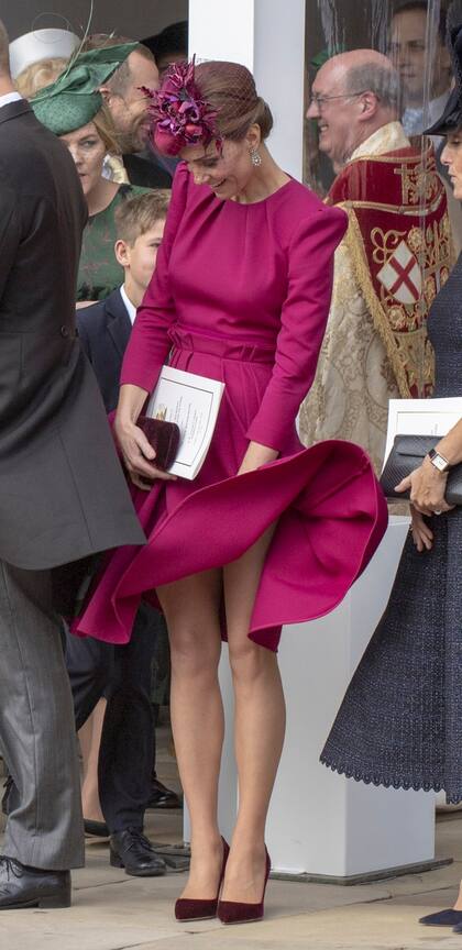 Kate, la duquesa de Cambridge, apostó por un look monocromo en color frambuesa y con vuelo de Alexander McQueen. En varios momentos tuvo que sujetar con la mano su sombrero y su vestido porque el viento le jugó una mala pasada.