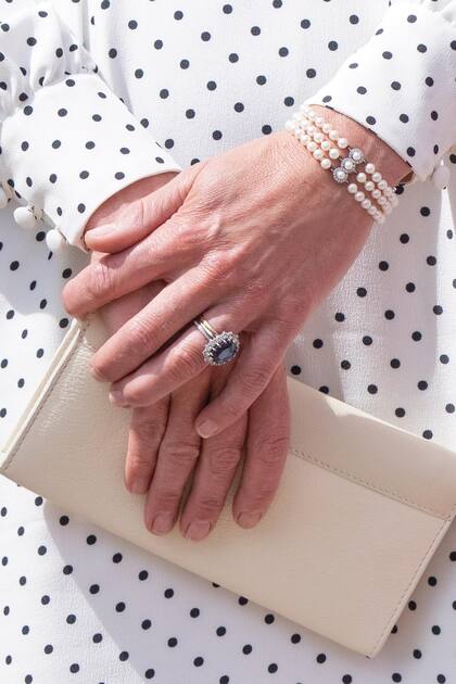 Kate accesorizó su look con una pulsera de perlas, su anillo de compromiso y pendientes que pertenecieron a su suegra, Lady Di.