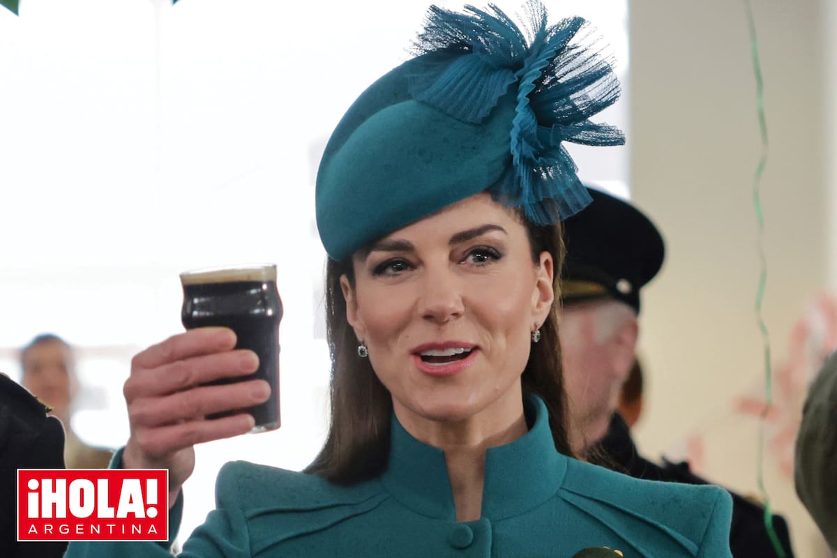 Kate brinda con un vaso de cerveza irlandesa Guinness, la marca creada en Dublín, en 1759.