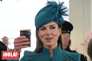 Kate brinda con un vaso de cerveza irlandesa Guinness, la marca creada en Dublín, en 1759.